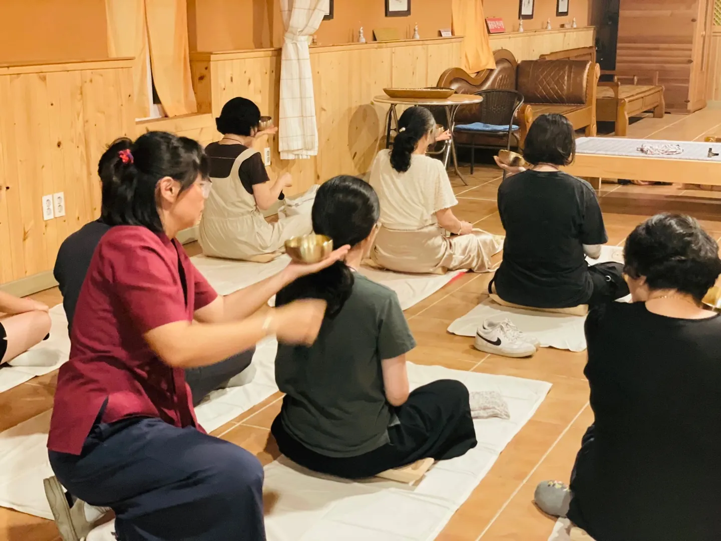 서로의 긴장을 풀어주는 모습
