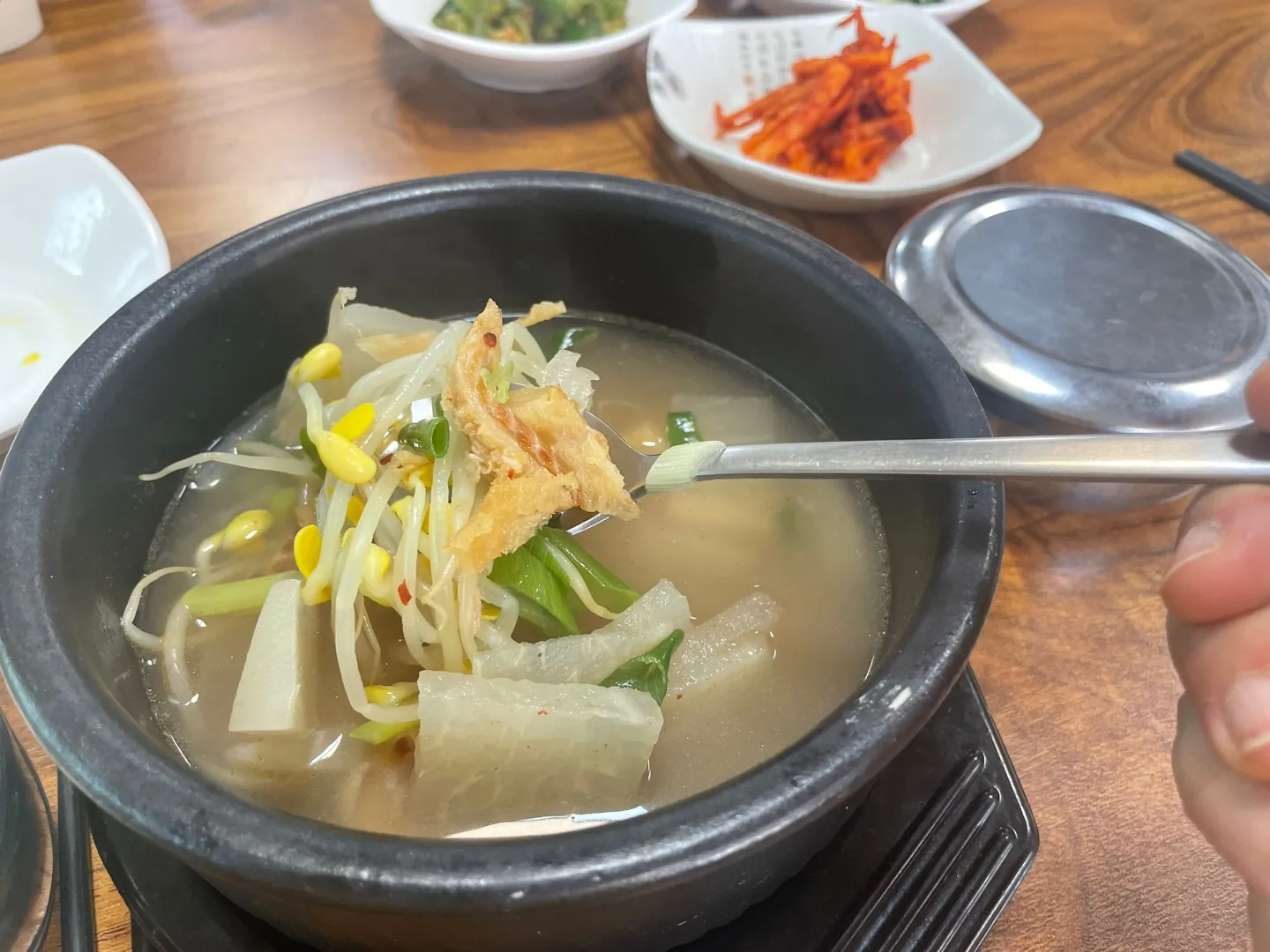 김이 오르는 콩나물북엇국