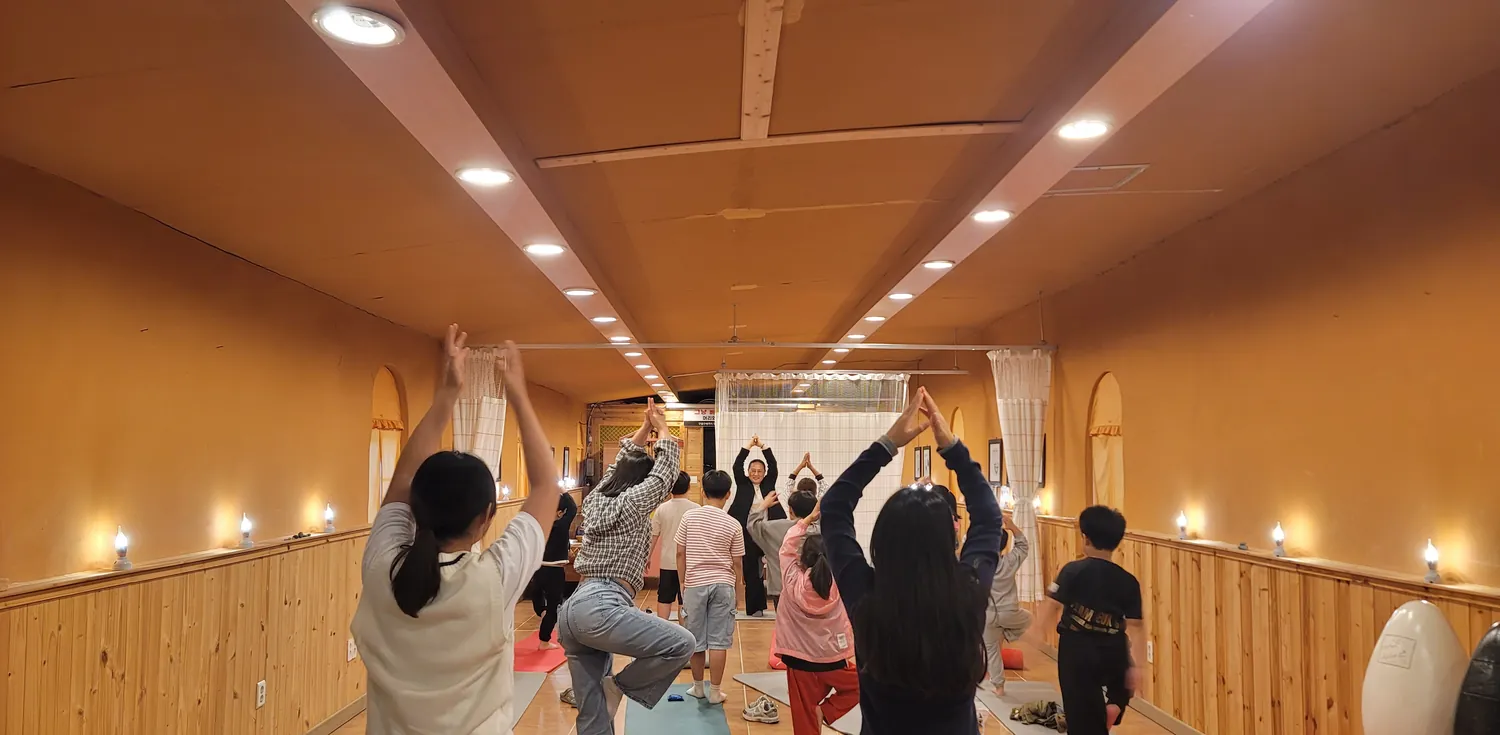 함께 스트레칭하는 모습